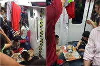廣州地鐵3男車廂曬衫野餐　網友笑言「有家的感覺」