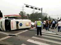 江蘇兩私家車與救護車相撞　9人受傷