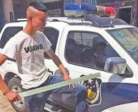 河南男為成「網紅」　圖砸警車被捕