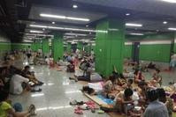 上海市民地铁站“打地铺”避暑