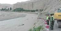 新疆特大泥石流35死　救援人員騎驢入災場