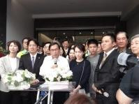 陳水扁出席女兒診所開幕　支持者高喊「加油」