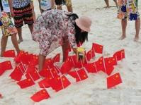 內地員工赴泰旅遊　保護區插滿國旗佔領沙灘