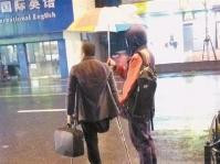 感動人心！　大雨中男生為殘疾人撐傘