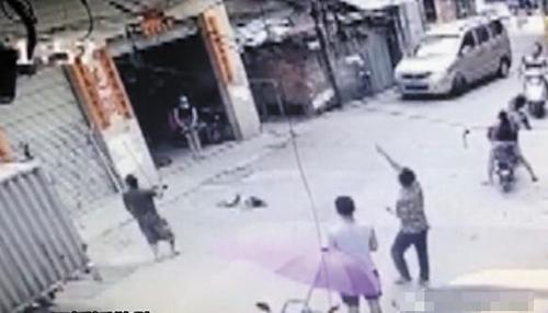 女童墜落在街道上。互聯網