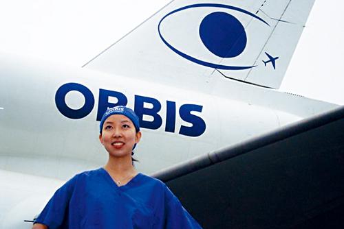 華裔女醫生助失明母 植入「仿生眼」初見兒子