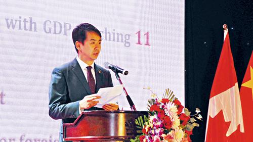 中國駐多倫多總領事何煒在招待會上致詞。本報記者