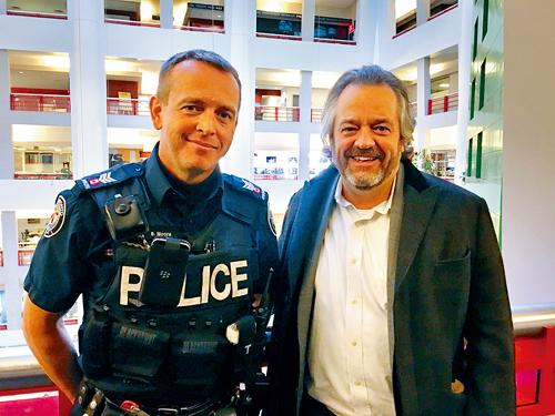 警方交通執法組發言人摩爾（左）與TTC發言人羅斯（右）會見傳媒。CBC