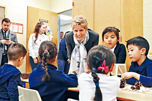 省长韦恩探访多伦多市的Santa Maria Catholic School时，细听学童讲解他们的习作。