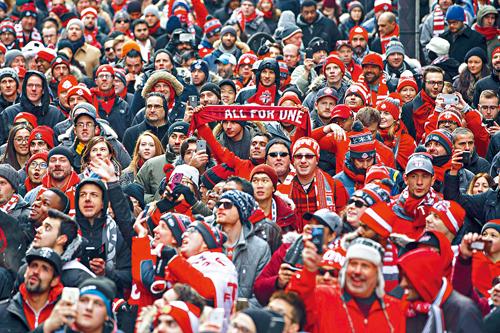 穿上红色衣服的球迷聚集弥敦菲腊广场。 
加通社