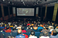 善款支援亞裔社區關顧者  康福電影之夜 500人出席支持
