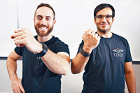 SFU校友 创新发明 感应肌肉 取代鼠标  手势识别腕带面世 电脑电器皆可遥控