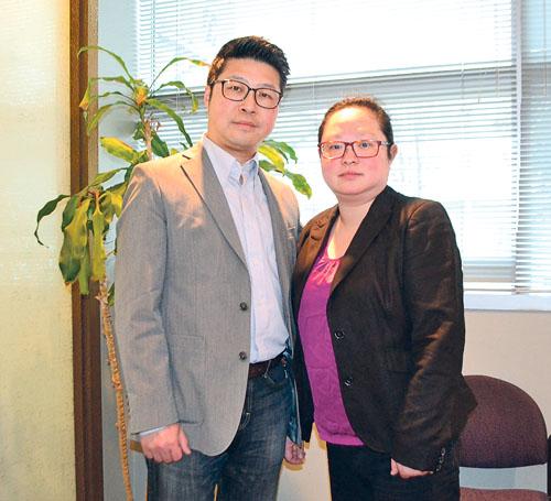 ■陈宣霖(右)感激丈夫梁健行(左)和家人支持，伴她度过过去两年艰辛岁月。