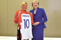 美女總統賽前送禮 贈英首相球衣