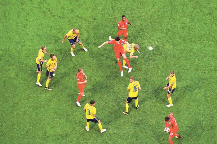 ■英格兰的死球得分能力尤为出色，图为马奎尔在对阵瑞典的比赛中利用角球机会头球破门。路透社