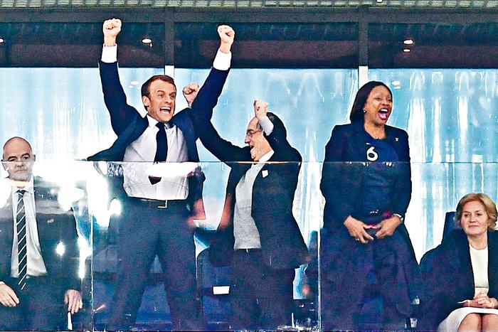 ■法国总统马克龙（左）在入球一刻振臂高呼。法新社