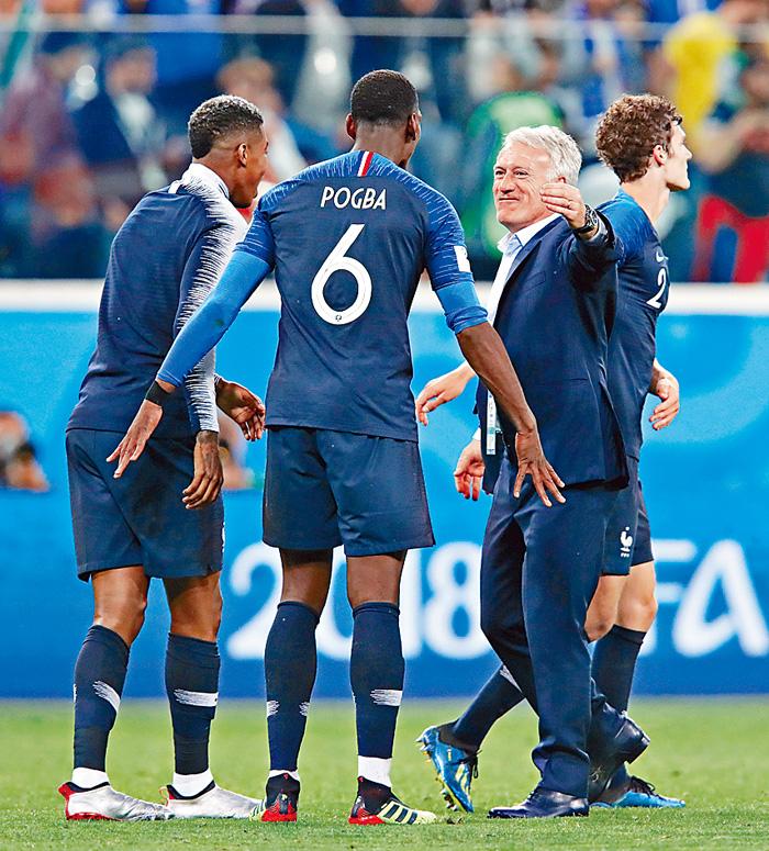 ■迪甘斯（右）九八年以队长身分为法国捧起大力神杯，今届他希望以教练身分重温美梦。