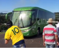 【世盃狂熱】巴西隊回國遭掟石 蛋汁黏滿車窗