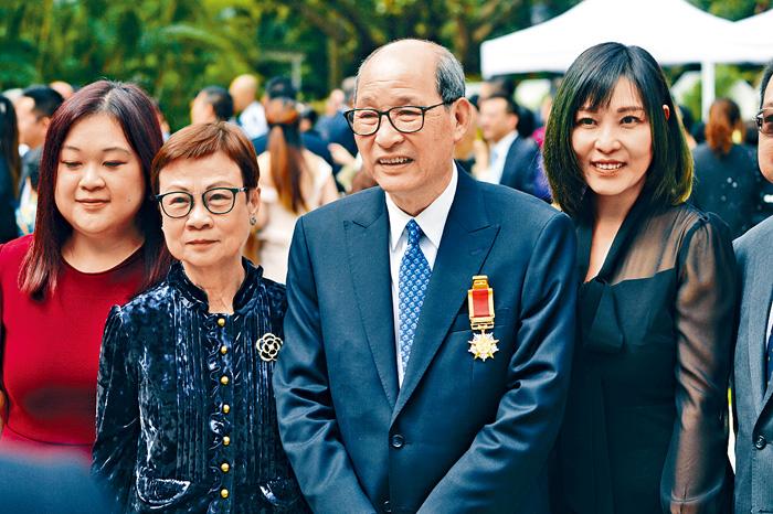 乡议局副主席张学明（右二）获颁授大紫荆勋章，亲人大力支持。