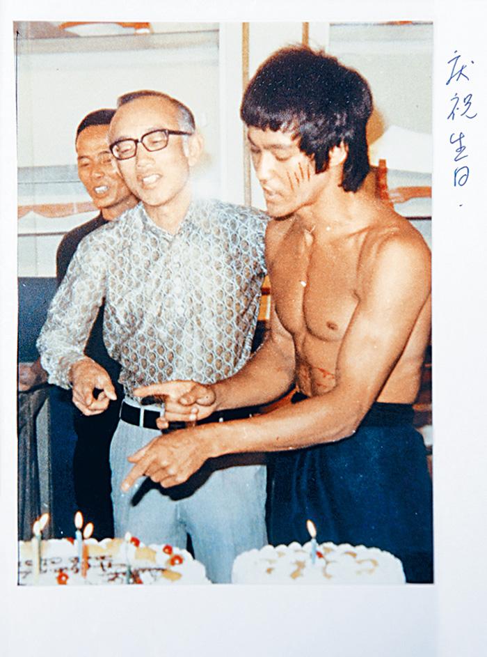 邹文怀在李小龙拍《龙争虎斗》时为他庆祝生日。