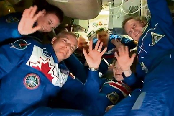 ■圣雅克(左一)等三人进入国际太空站后，与早在本年6月进驻的三名太空人会合。 NASA