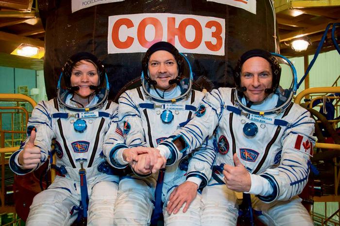 ■（右起）圣雅克、科诺年科及麦克莱恩，在升空前合照。 NASA