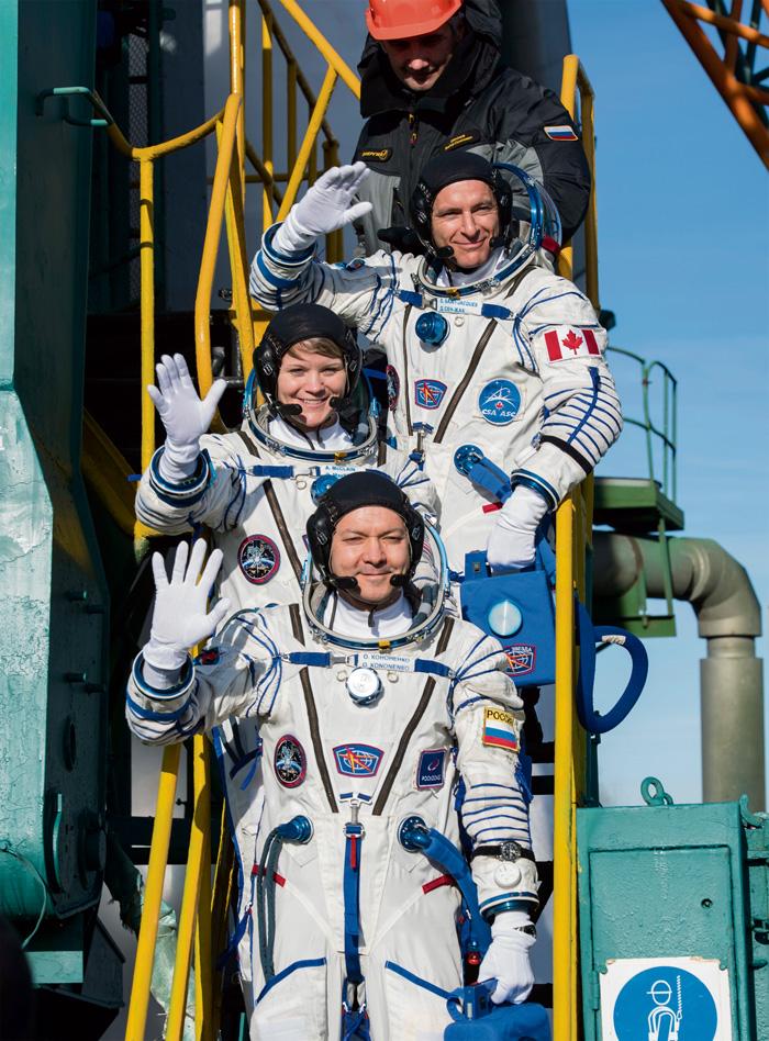 ■圣雅克(上至下第二人)与另外两名太空人准备出发升空。加通社