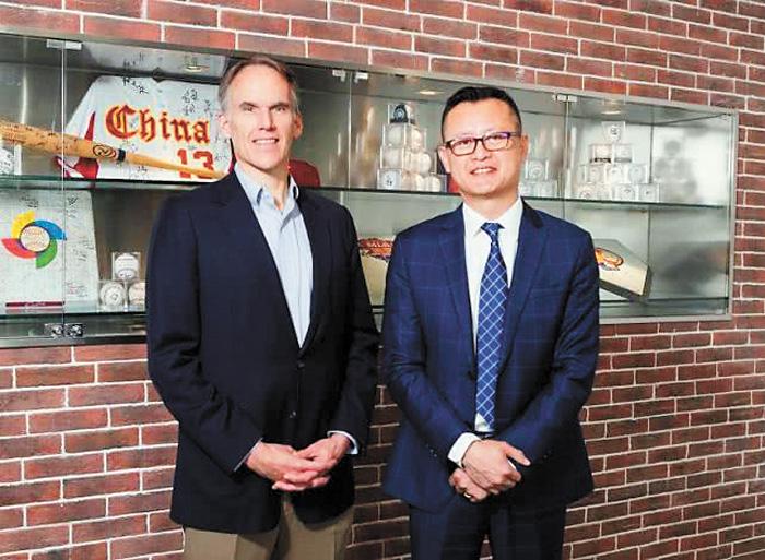 MLB負責亞太事務的副總裁史摩爾與MLB中國區董事總經理李昕（右）。網上圖片