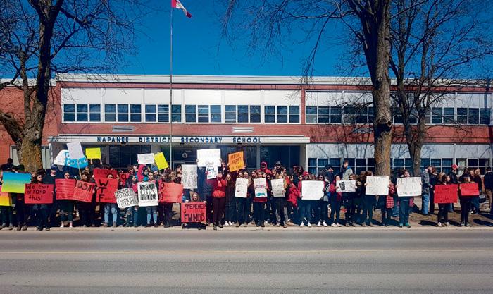 ■學生走出校園在學校大門外舉海報示威。Twitter