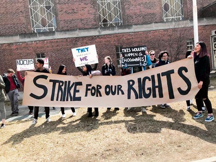 ■Bloor Collegiate Institute的示威學生打出的標語牌。星報