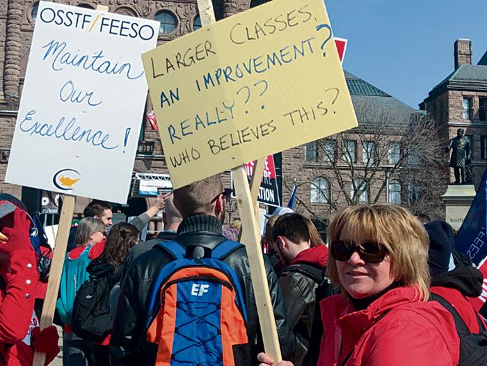 ■參與示威的教師指，增加班級人數對學生沒有好處。CBC