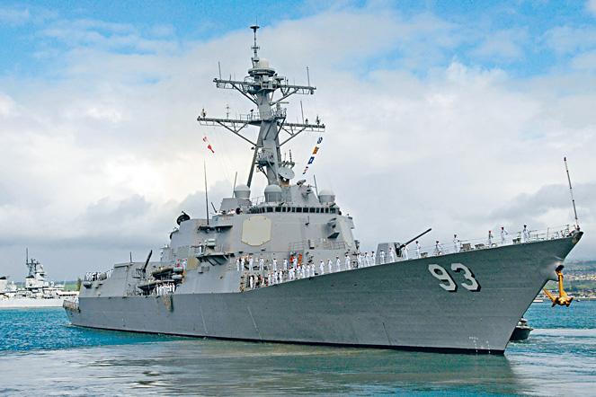 美两军舰再“越界” 闯南沙岛礁12海里