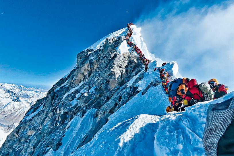 一名登山客22日在珠峰峰頂附近拍攝的照片，顯示一條長長的人龍向頂部攀爬。法新社