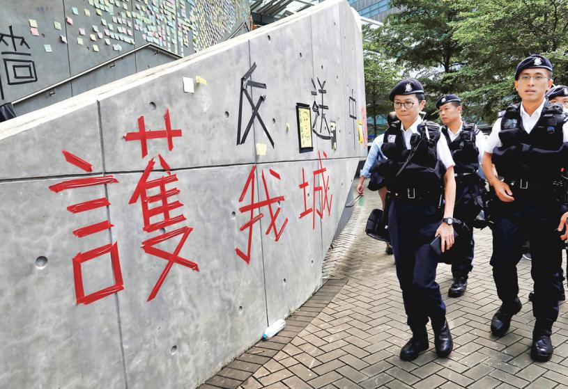 ■6月14日，香港街头的“反送中”标语。加通社
