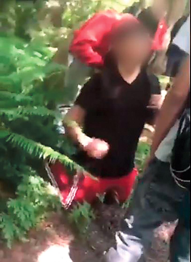 ■男童被袭视频，可见到他跪在地上。CTV电视截图