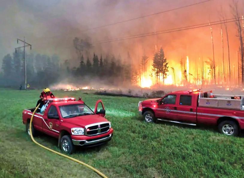 ■消防员扑救High Level附近地区的山火。Facebook
