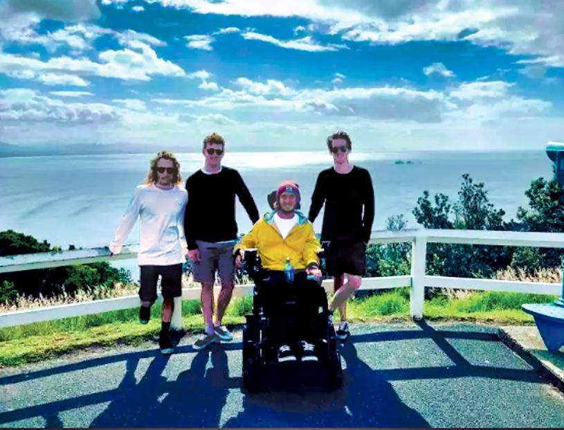 ■雅斯(坐轮椅者)与朋友合照。Instagram