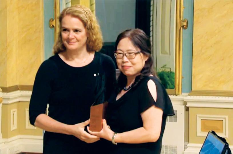 ■邱香果博士（右）2018年获得加拿大总督帕耶特颁发创新研究奖。  CBC
