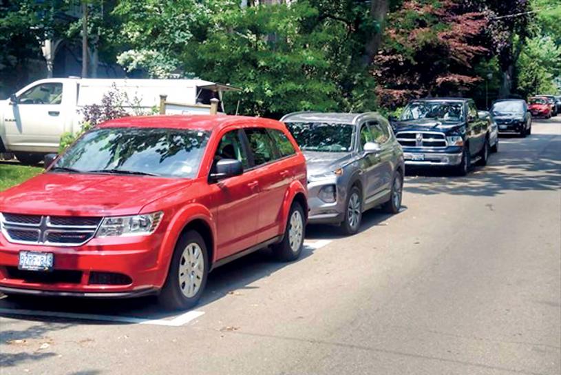■每逢夏季湖灘附近道路泊車一位難求，但是有人竟在繁忙的街區畫了兩個「停車位」。  星報 
