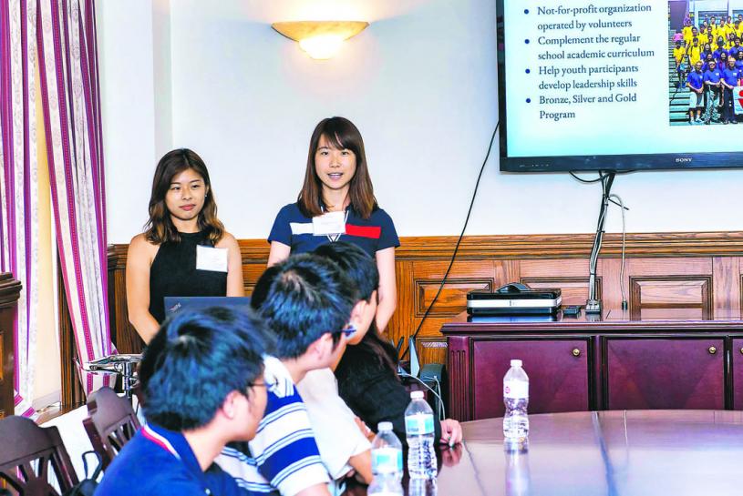香港學生在分享會上向出席者分享他們的實習經驗。受訪者提供
