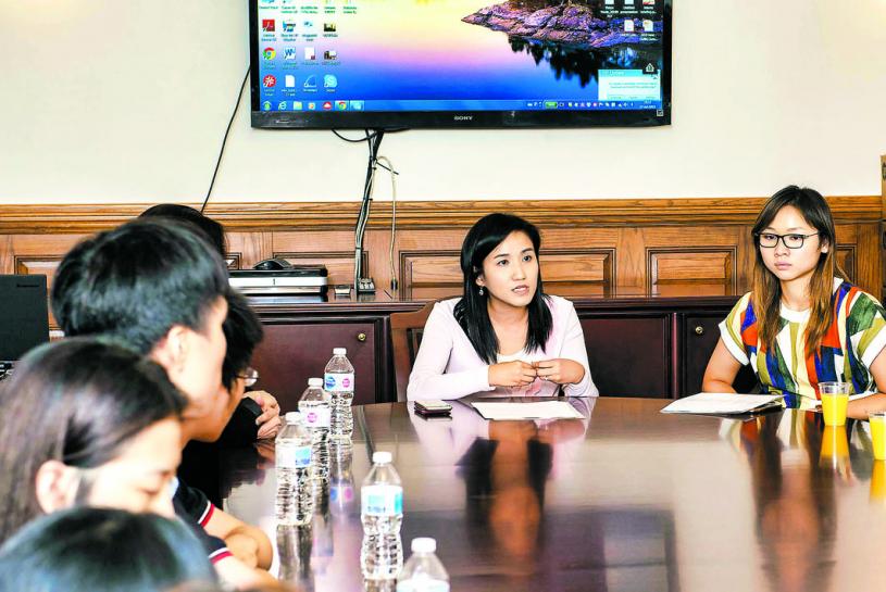 香港經貿處處長巫菀菁在經貿處舉辦的分享會上與來自香港的暑期實習學生交談。受訪者提供
