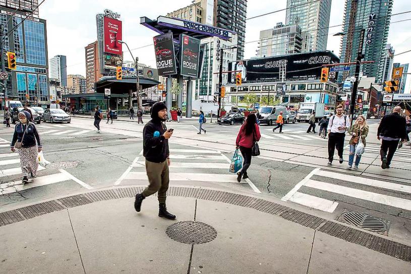 ■本周有人举报，移民官员在多伦多街头随机检查民众身份。图为多伦多市中心街景。星报资料图片