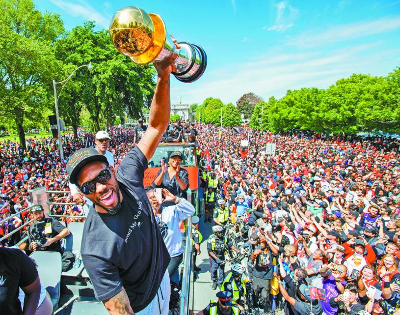 图为伦纳德高举奖杯参加多伦多猛龙队NBA总冠军大游行。美联社