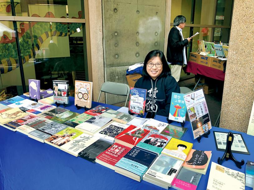 ■Iris在書展上推介台灣獨立出版聯盟的圖書。
