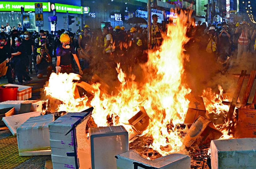 旺角彌敦道成為縱火堵路重災地點，示威者堆滿紙箱雜物縱火。