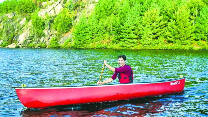 杜魯多周四在宣布新環境承諾之前，在勞倫汀湖（Lake Laurentian）上泛舟。加通社