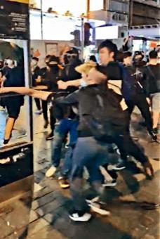 尖沙嘴有途人與示威者衝突遭圍毆。