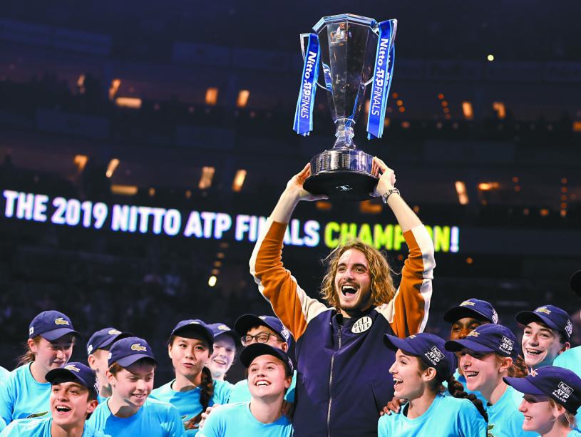 西西帕斯高举ATP年终总决赛冠军奖杯。美联社