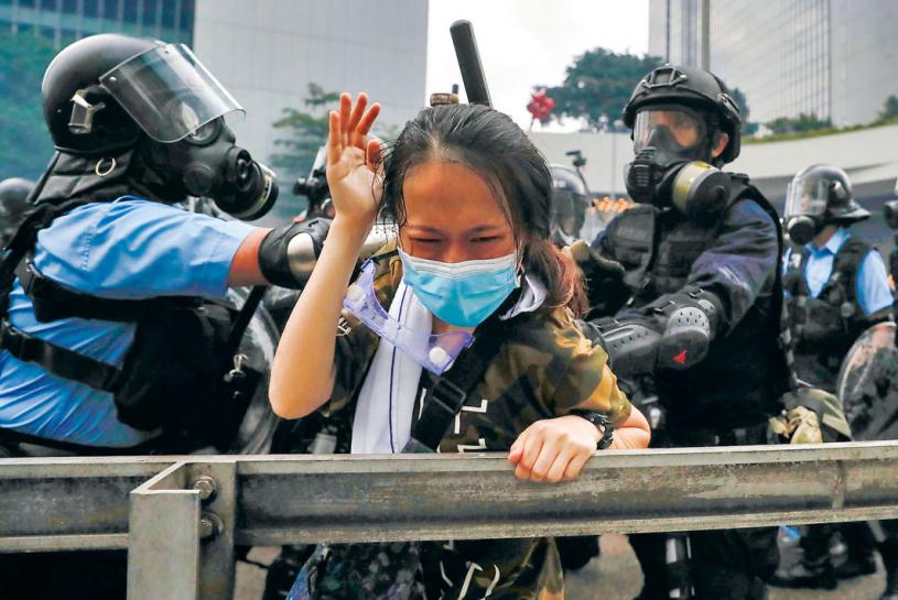 香港自去年6月爆发“反送中”抗争活动以来，不少市民希望移居海外。  资料图片
