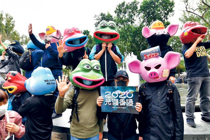 ■一批戴上头套的示威者在维园集合。本报记者摄